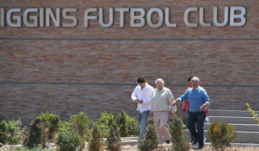 Zamorano junto a Hugo Rubio recorriendo el complejo deportivo junto a Pablo Hoffmann y Ricardo Abumohor.
