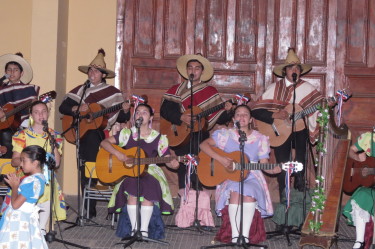Hasta la comuna de Rengo llegaron los Grillitos de Graneros, para tocar sus tradicionales cantos. 