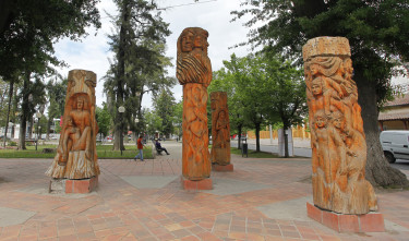 Esculturas de madera en la plaza de Rengo.