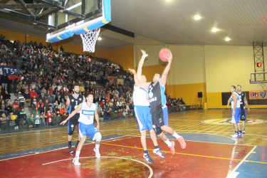 Los sanfernandinos vencieron a Universidad Católica en amistoso jugado en el gimnasio Municipal.
