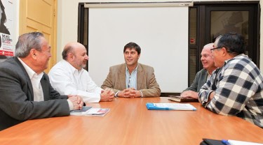 El director del Servicio de Salud, Fernando Troncoso, junto al diputado Juan Luis Castro y dirigentes de Unicodesa.