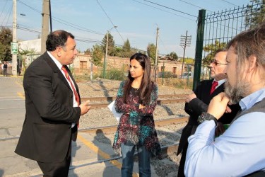El alcalde de Graneros junto a la intendenta en el cruce ferroviario de avenida La Companía.