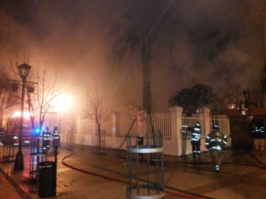 El incendio estaría afectando a la casa parroquial. (FOTO @ciolina3).