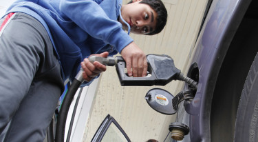 Gasolinas bajarían $6 promedio la próxima semana.