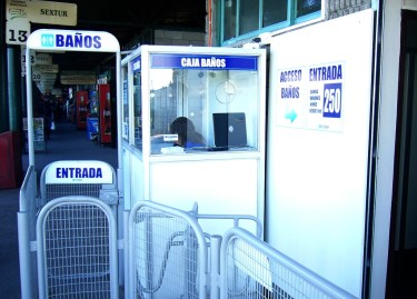 Los servicios de baños para los choferes y el público en general, están ubicados en el sector de los andenes del Terminal Rodoviario Rancagua.