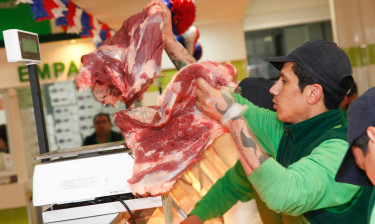 Al comprar la gente debe percatarse de las características y el origen de la carne. 