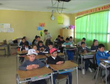 Carabineros realizó charlas a los estudiantes de las escuelas El Manzano y Contramaestre Constantino Micalvi.