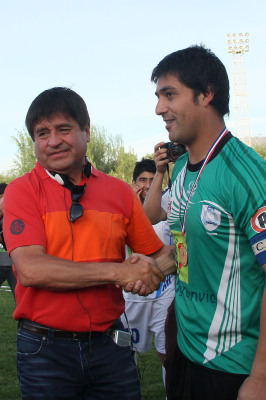 Jorge Salazar felicita al capitán Carlos Lemus  por el logro de coronarse campeones de Tercera División. 