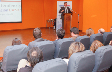 En el salón auditorio del Liceo María Luisa Bombal, el senador Fulvio Rossi , dictó la charla.