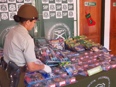 En uno de los locales instalados en la Feria Navideña de la Alameda se encontraban los juguetes falsificados. 