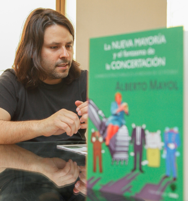 El sociólogo  y académico de la Universidad de Santiago presentó su libro “La Nueva Mayoría y el fantasma de la Concertación”.