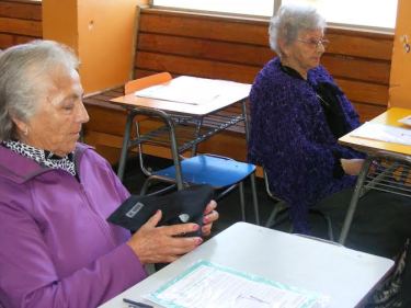 Sabina y María Pastoriza Cornejo, de 77 y 84 años, respectivamente, antes de rendir la PSU.