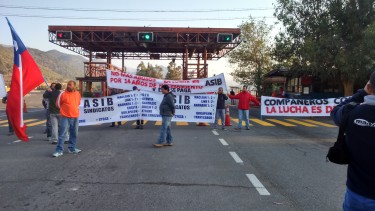 Protestas de trabajadores en ruta de acceso a la División.