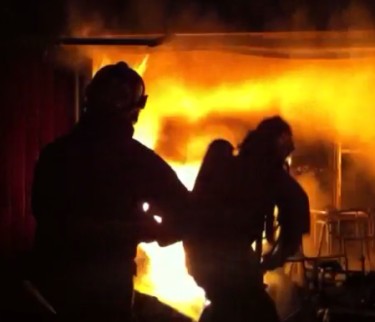 Bomberos trabajó por cerca de una hora para poder extinguir las llamas. (Foto Twitter).