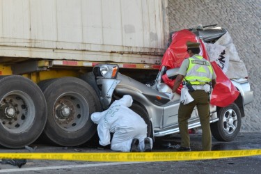 El vehículo quedó incrustado en el camión. Los ocupantes del vehículo menor fallecieron instantáneamente.