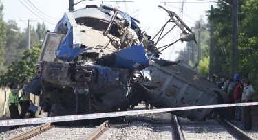 El tren resultó destruido en su parte delantera luego de colisionar con el camión. 