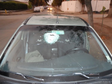 El vehículo resultó con daños en su parabrisas luego de impactar con una piedra. 