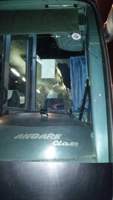 “A las 22 horas, cuando el bus 417 pasaba frente a la Universidad de Aconcagua, recibió el impacto de una piedra de gran calibre en pleno parabrisas, arrojada desde un automóvil en movimiento. El golpe fue de  tal fuerza, que en su trayecto traspasó incluso el vidrio", indicó la estatal.