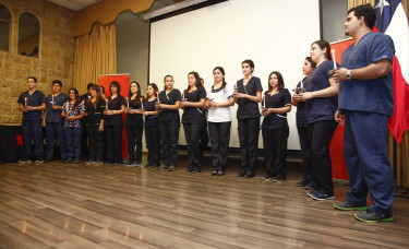 Alumnos egresados de Enfermería de INACAP Rancagua realizando su juramento, otorgando simbolismo al compromiso que tomaron con su profesión.