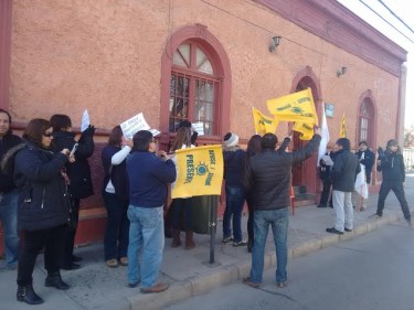 Funcionarios de Sename en las afueras de la sede del diputado Ricardo Rincón.