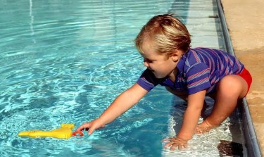 Cómo evitar accidentes en la piscina con los niños?