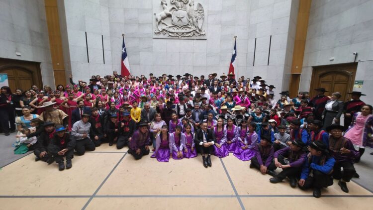 Más de 250 niños presentan el folclore regional en histórico encuentro cultural en Valparaíso