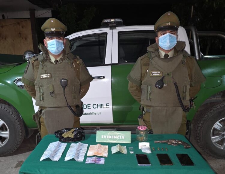 Detienen a dos hombres en Palmilla por porte de arma y municiones tras control vehicular