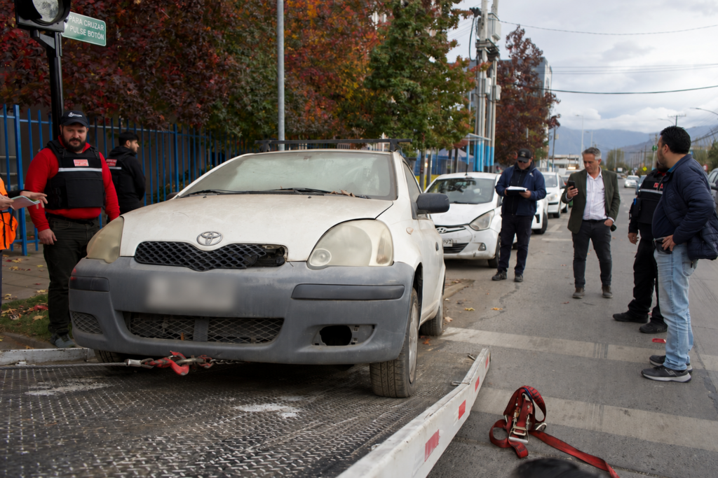 ¿Auto abandonado en tu pasaje?: El plan que busca despejar los barrios de Rancagua