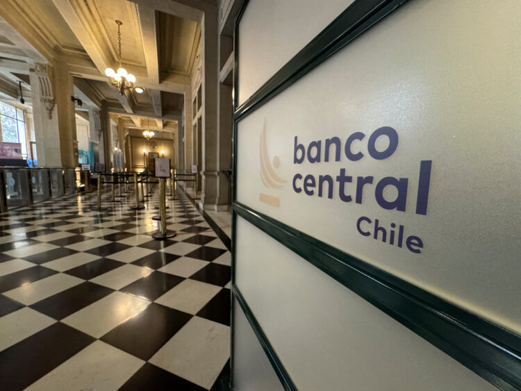 Se siguen apretando los bolsillos: Imacec registra nueva caída en marzo
