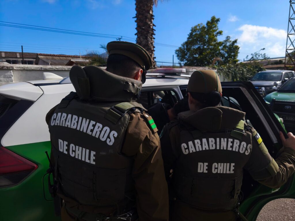 Detienen a dos sujetos por encender bengalas durante partido de Deportes Santa Cruz y Unión Española