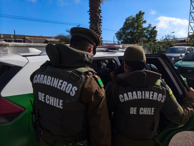 Detienen a dos sujetos por encender bengalas durante partido de Deportes Santa Cruz y Unión Española