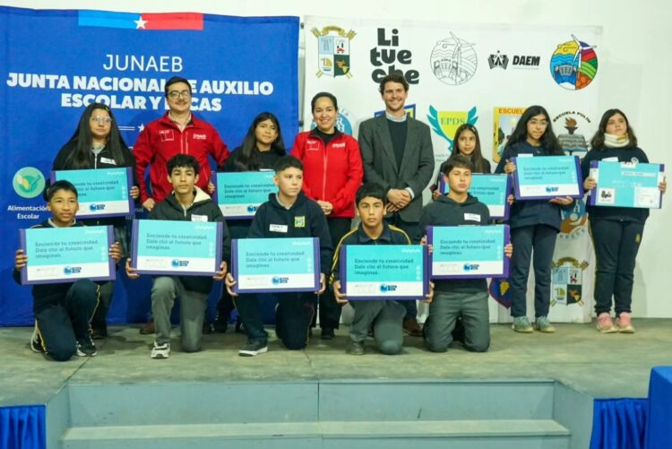 Jóvenes de Litueche reciben apoyo tecnológico clave para su aprendizaje