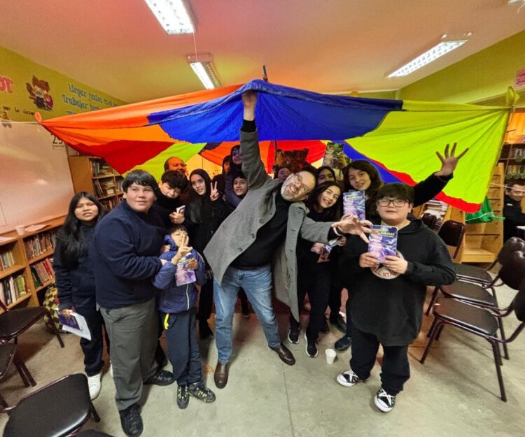 Pichidegua: Estudiantes participaron en club de lectura de mitos y leyendas junto a destacado escritor nacional
