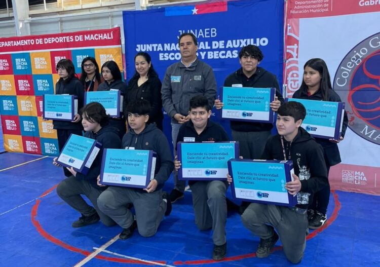 164 estudiantes de Machalí recibieron computadores a través de la Beca TIC 2026