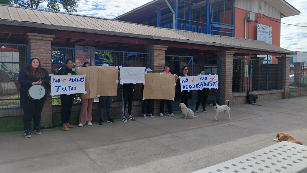Apoderados del René Schneider de Rancagua protestan frente al colegio en contra de directora