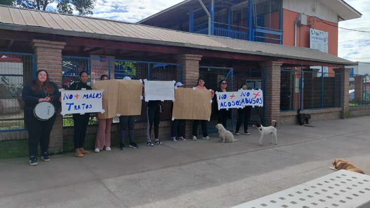 Apoderados del René Schneider de Rancagua protestan frente al colegio en contra de directora