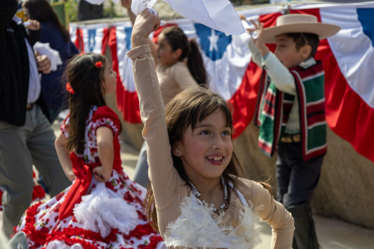 Con decenas de pañuelos al viento Mostazal dio el puntapié inicial a las celebraciones de Fiestas Patrias